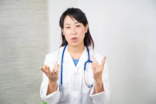 Asian Female Doctor Consultation — Stockfoto