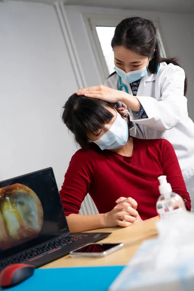 Ent Consultation Purulent Otitis Screen — Stock Photo, Image