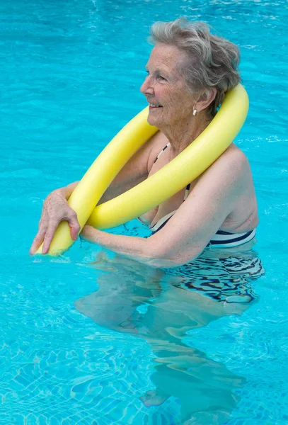 Seniorin Schwimmbad — Stockfoto
