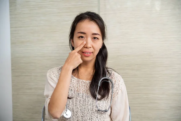 Asian Doctor Woman Teleconsultation — Photo
