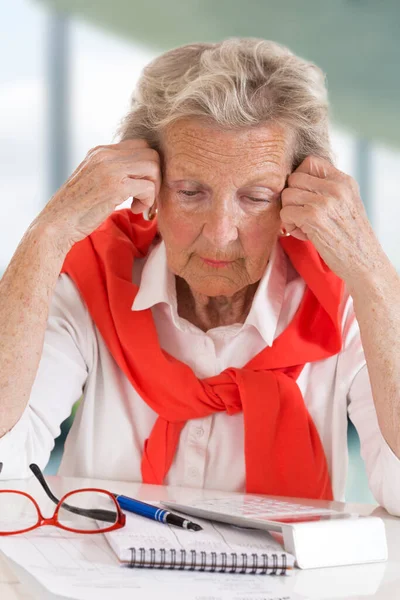 Senior Woman Doing Paperwork — Stockfoto