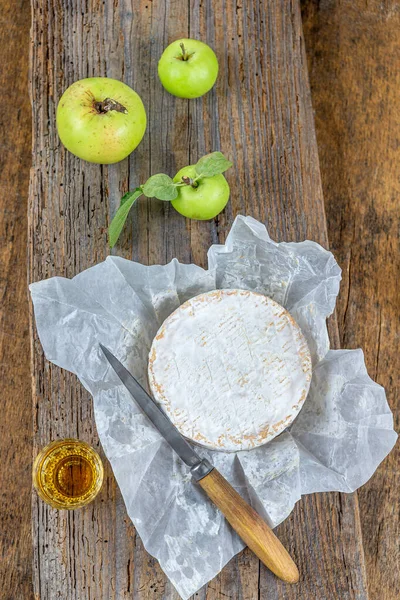 Single Camembert Knife Apples Glass Wooden Board — Stock Photo, Image