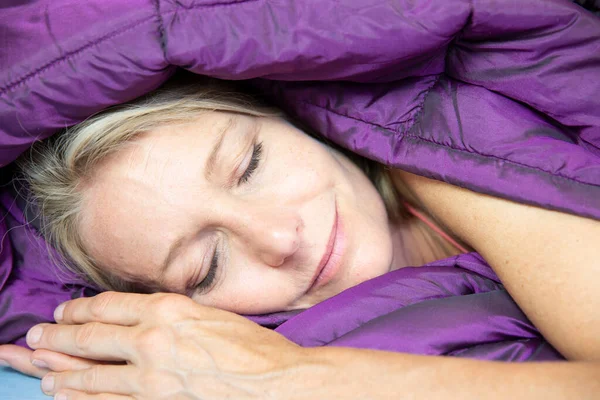 Woman Sleeping Duvet — Stockfoto