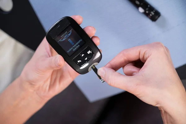 Close Hands Diabetic Woman Inserting Tab Device Measure Her Blood — Fotografia de Stock