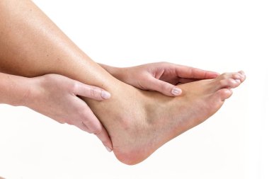 Kadın onun ayak dokunmak.