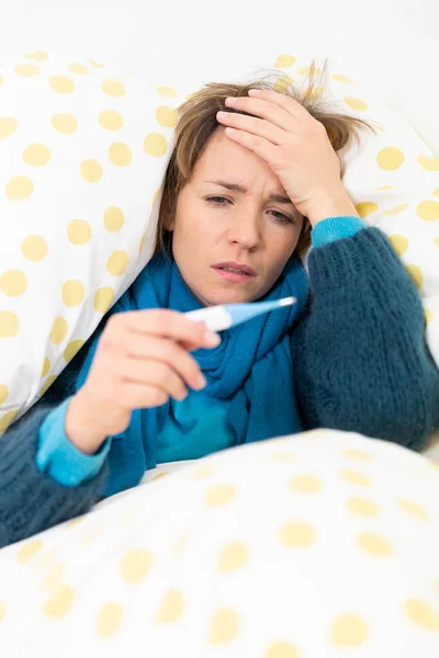 Young Woman Bed Suffering Flu Condition Thermometre — Fotografia de Stock