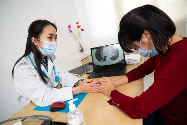 Doctor Announcing Unfavorable Diagnosis His Patient — Stock Photo, Image