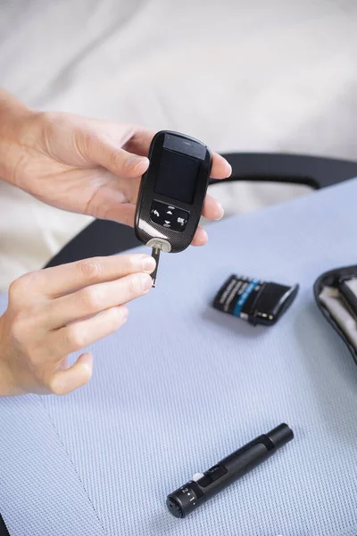 Close Hands Diabetic Woman Inserting Tab Device Measure Her Blood — Fotografie, imagine de stoc