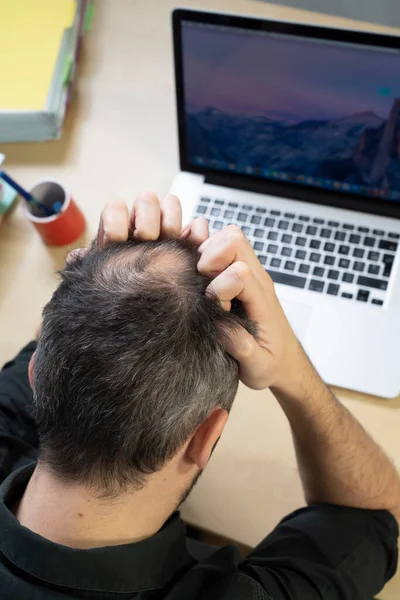 Man Holding His Head His Hands Front His Computer — Stok fotoğraf