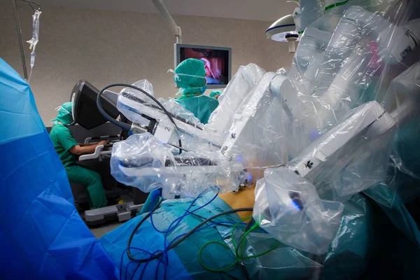 In the operating room, a hysterectomy with a surgical robot.