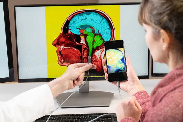 Researcher Explaining Woman How One Soon Able Plug His Cell — Stockfoto