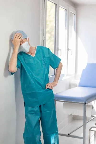 Ένας Χειρουργός Εξαντλημένος Από Δουλειά Του — Φωτογραφία Αρχείου