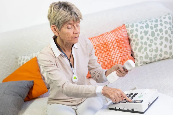 Elderly Woman Using Telephone Large Buttons Elderly People — Zdjęcie stockowe