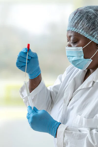 Doctor Holding Swab Test Tube 2019 Ncov Analyzing Coronavirus Test — Stock Photo, Image