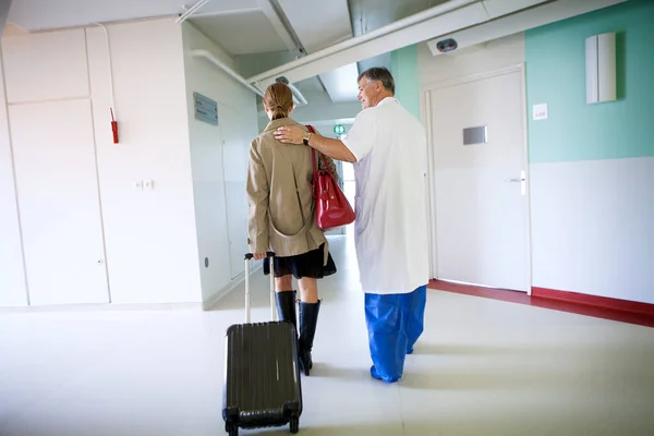 Mdecin Raccompagne Une Patiente Sortie Hopital — Foto Stock