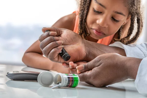 Concept Enfants Diabétiques Enfants Avec Glucomètre Apprendre Vérifier Taux Sucre — Photo