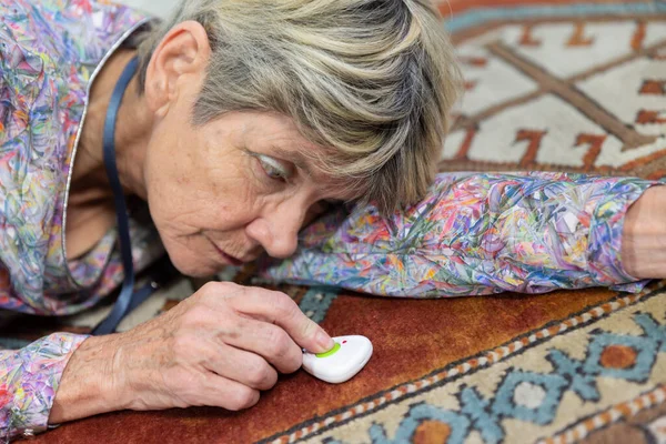 Woman Having Fallen Floor Using Her Medical Alert System Get — Stockfoto