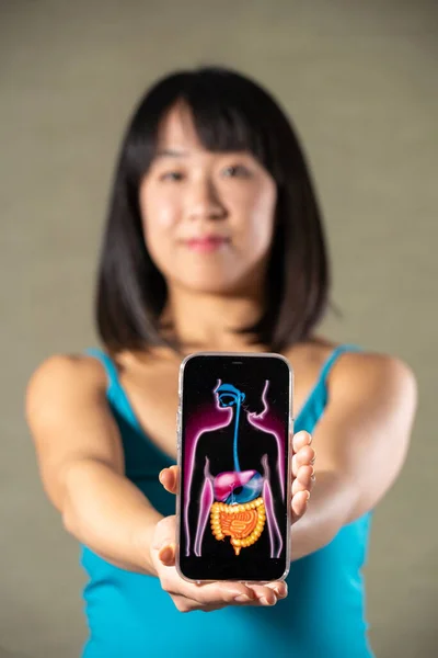 Женщина Держит Экран Рисунком Пищеварительной Системы — стоковое фото