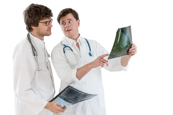 Seitenansicht Des Jungen Männlichen Arztes Der Ein Röntgenbild Hält — Stockfoto