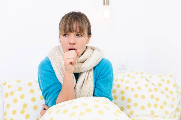 Young Woman Bed Suffering Flu Condition — Fotografia de Stock