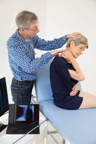 Woman Consulting Doctor Pain Her Neck — Fotografia de Stock