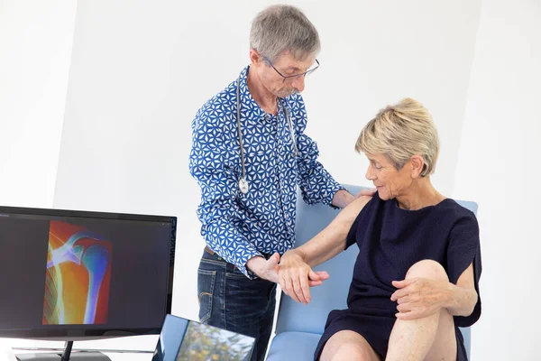 Woman Consulting Doctor Pain Her Shoulder — Stockfoto