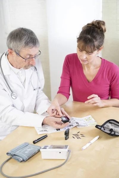 Diabetologist Teaching Diabetic Woman Use Tools Treat Her Diabetes — Stock Fotó