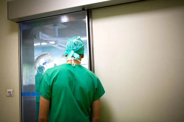 Orthopedic surgery, a student nurse observes the progress of an operation outside the operating room.