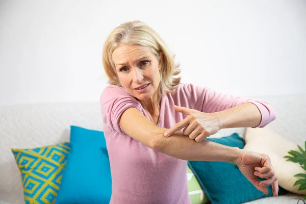 Woman Her Fifties Shoulder Pain — Stockfoto