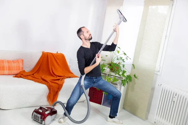 Man Pretending Guitarist Vacuum Cleaner — Stockfoto