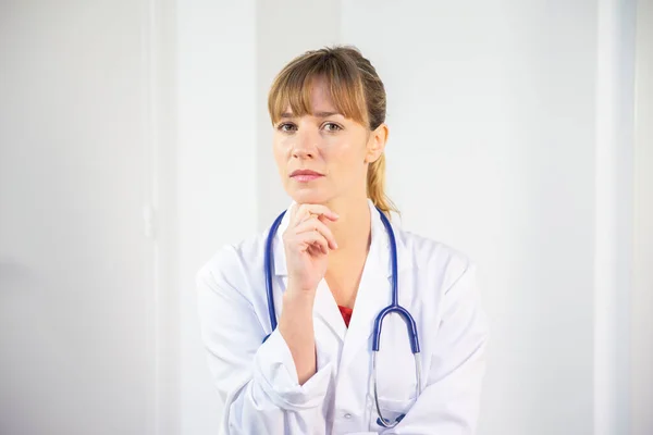 Female Doctor Her White Coat Talking Patient — Stock fotografie