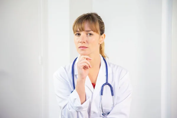 Female Doctor Her White Coat Talking Patient — Stockfoto