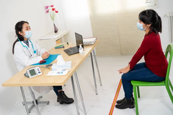 Distancing General Practitioner Medical Office Compliance Hygiene Rules Whenever Possible — Stockfoto