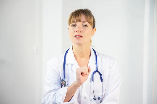 Female Doctor Her White Coat Talking Patient — Stockfoto