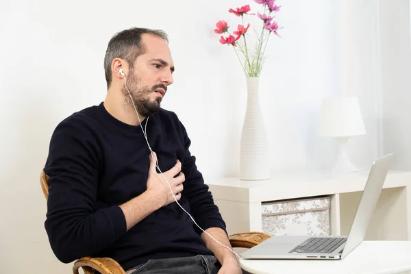 Man Chest Pain Consulting His Doctor Video Consultation —  Fotos de Stock