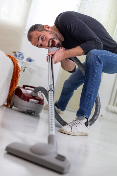 Man Vacuuming Home — Fotografia de Stock