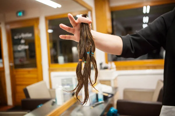 Teenage Girl Donates Hair Her Hairdresser Partner Association Providing Wigs — Stockfoto