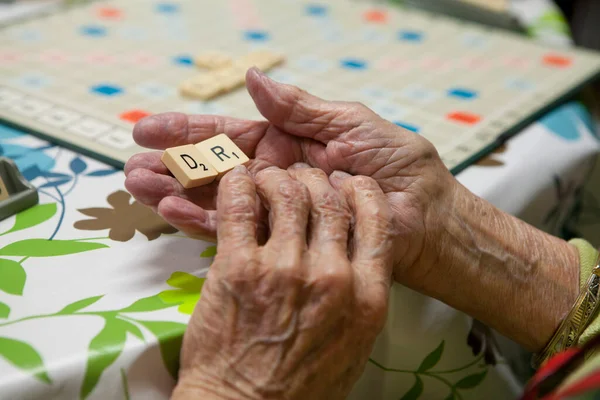Elderly Person Playing Retirement Home — Zdjęcie stockowe