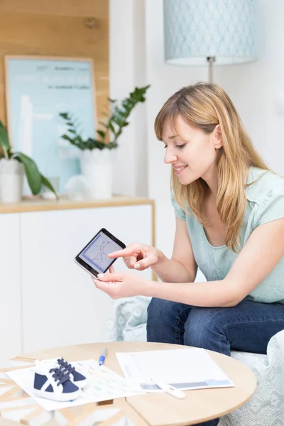 Woman Creating Temperature Chart Identify Day She Ovulates — Stockfoto