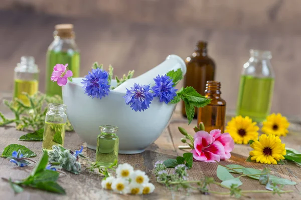 Essentiële Oliën Voor Aromatherapie Behandeling Met Verse Kruiden Mortel Essentiële — Stockfoto
