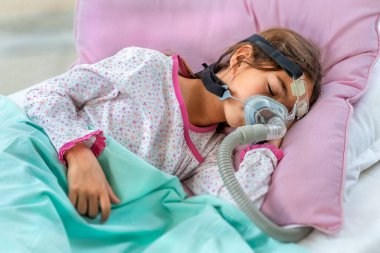 Çocuk uyku apnesi yüzünden acı çekiyor, Cpap makinesi kullanıyor.