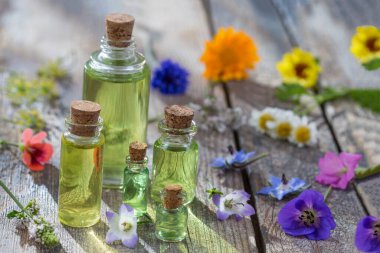 Alternatif bitki ilacı. Beyaz arka planda bitkisel vitamin.