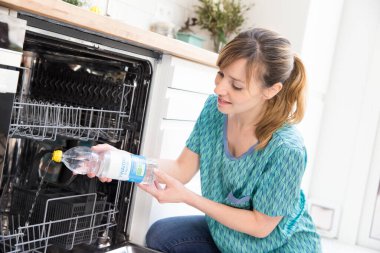 Woman using white vinegar.