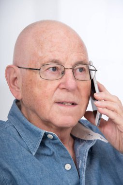 Telefon eden kıdemli adamın portresi.