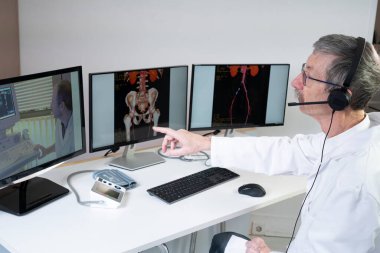Cardiologist during a video consultation with a colleague for a phlebitis diagnosis.