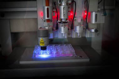 Bioprinting, an artificial production of biological tissues allowing regenerative medicine, phase of polymerization under UV.
