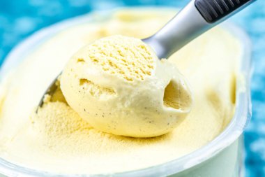 Close-up : a scoop of vanilla ice cream.