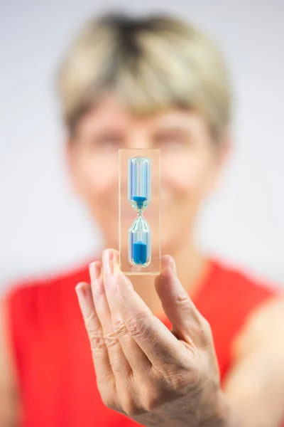 Old Woman Looking Hourglass — Fotografia de Stock