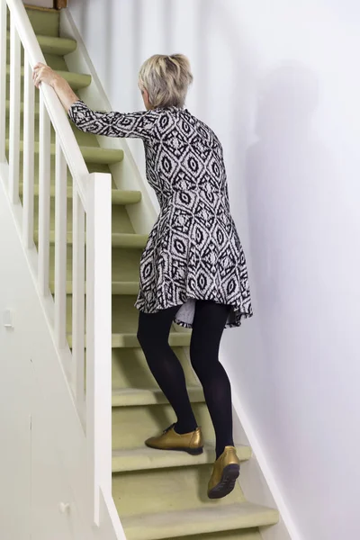 Elderly Woman Climbing Staircase — Stock fotografie