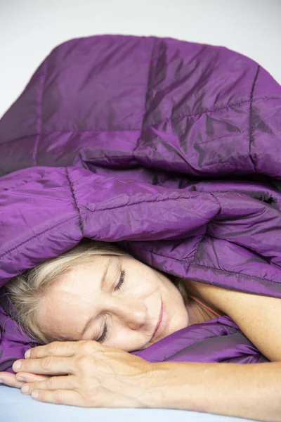 Woman Sleeping Duvet — Stockfoto